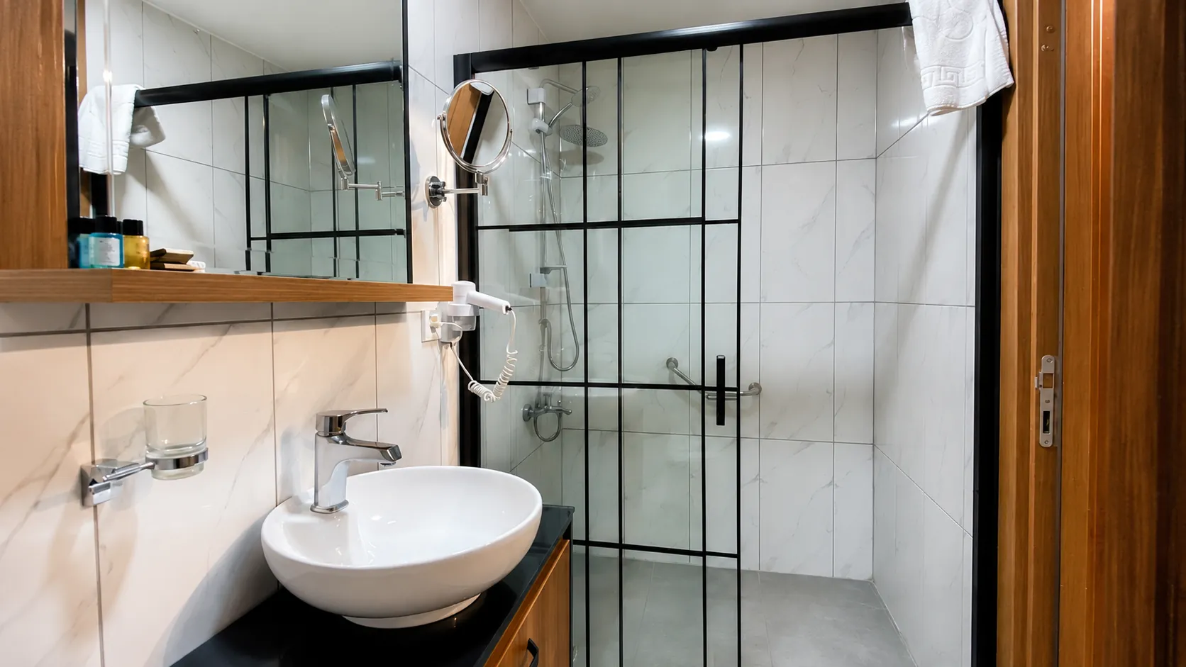 Modern banyo, cam duşakabin