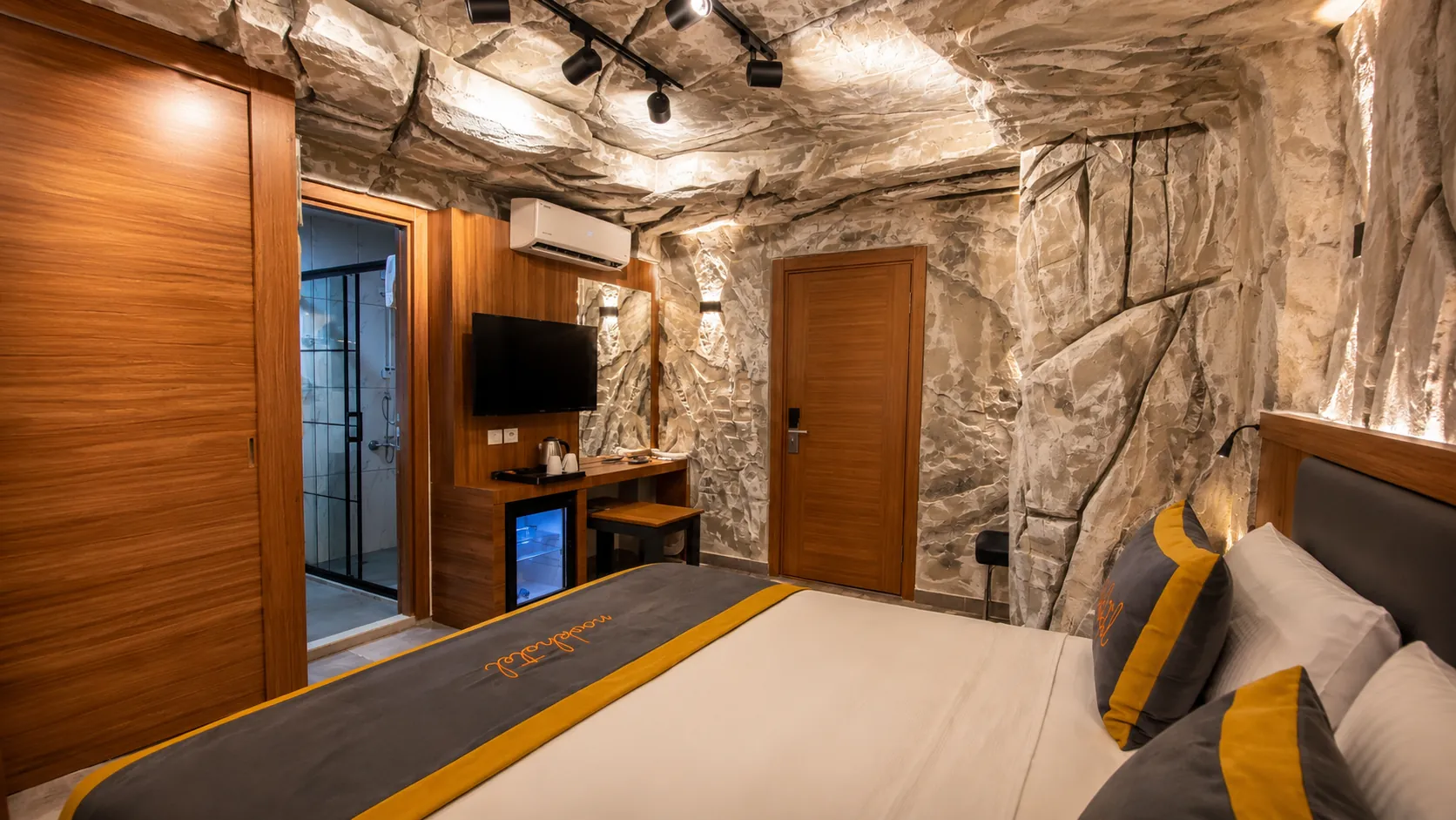 Nook Hotel mağara konsept oda, taş duvar dokusu