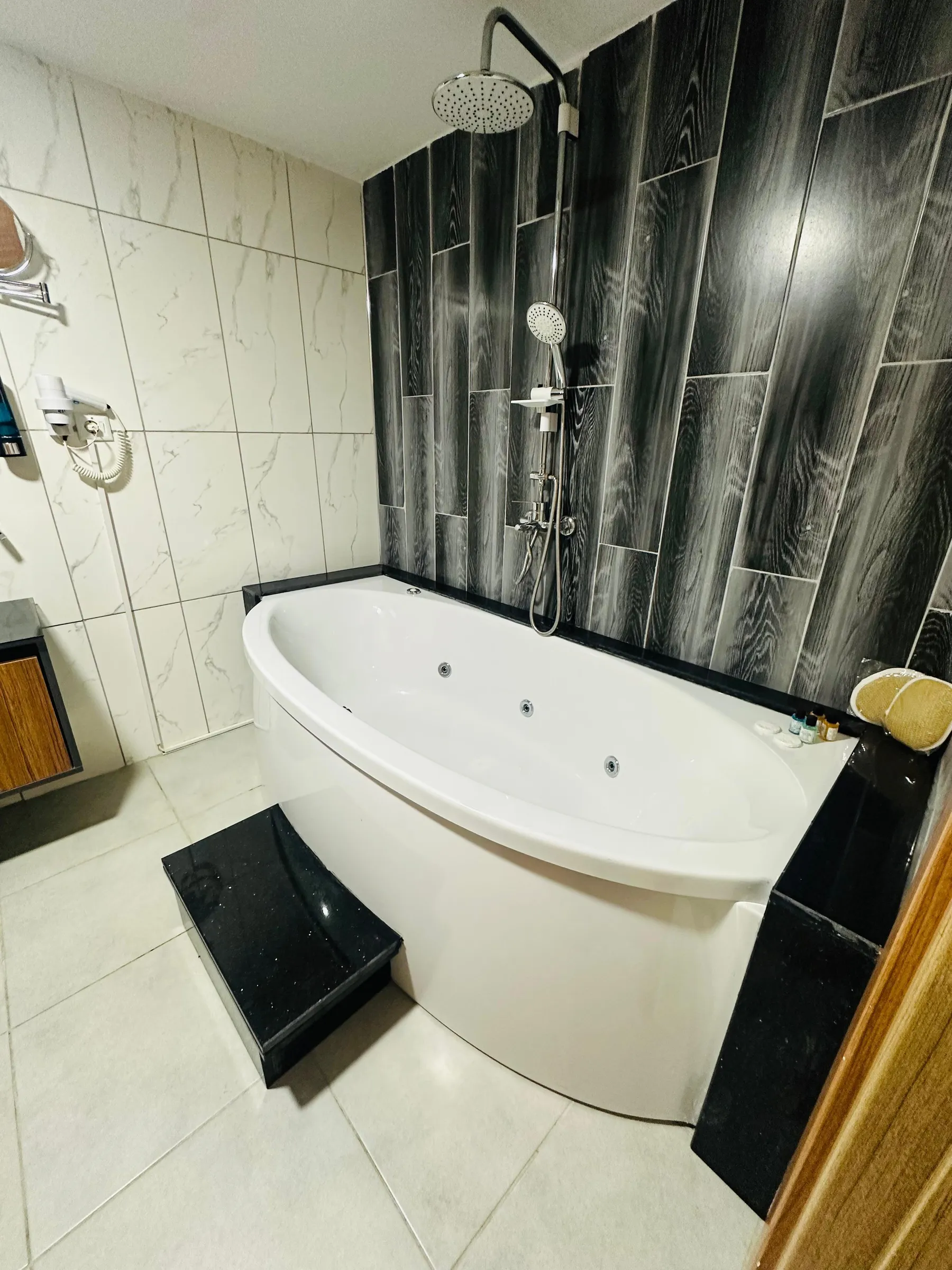 Jakuzili banyo