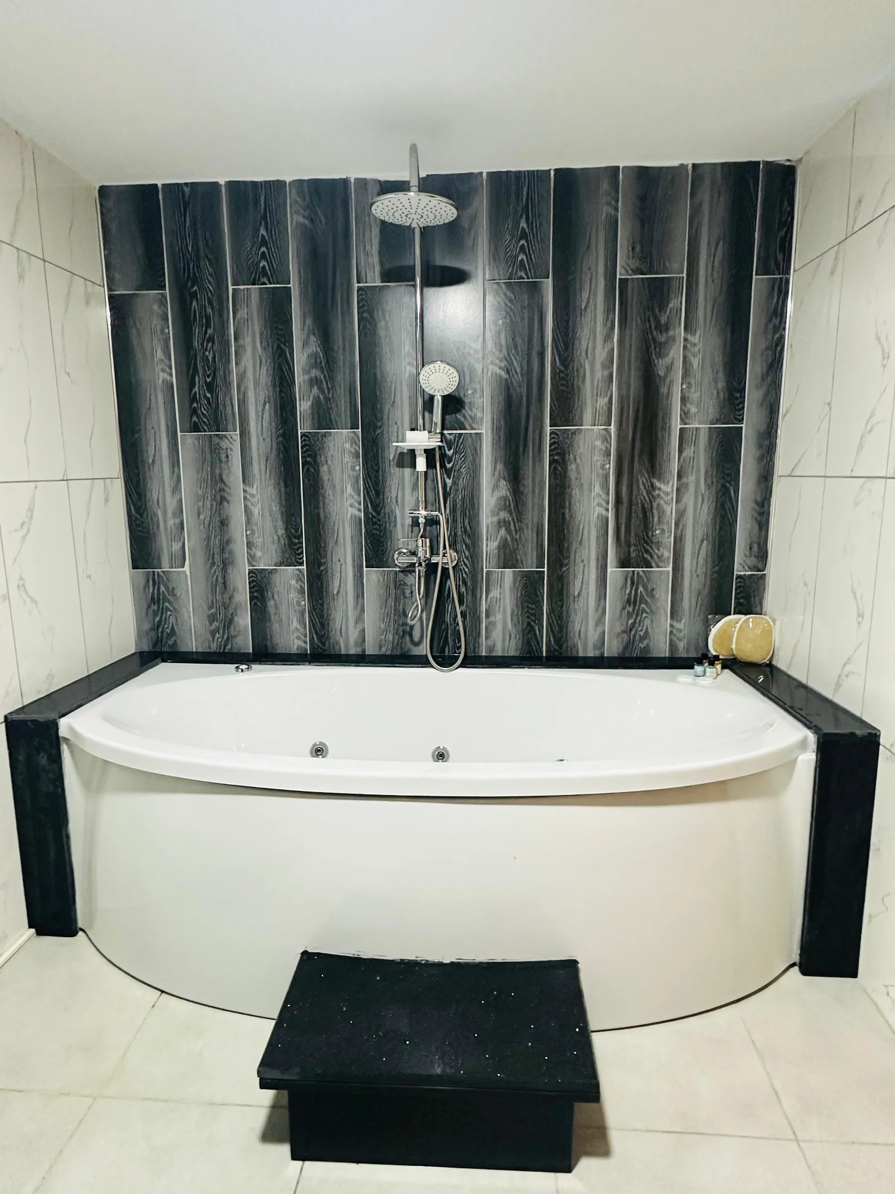 Jakuzili banyo duş sistemi